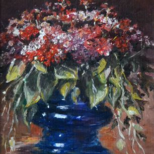 Flammenblumen in der blauen Vase